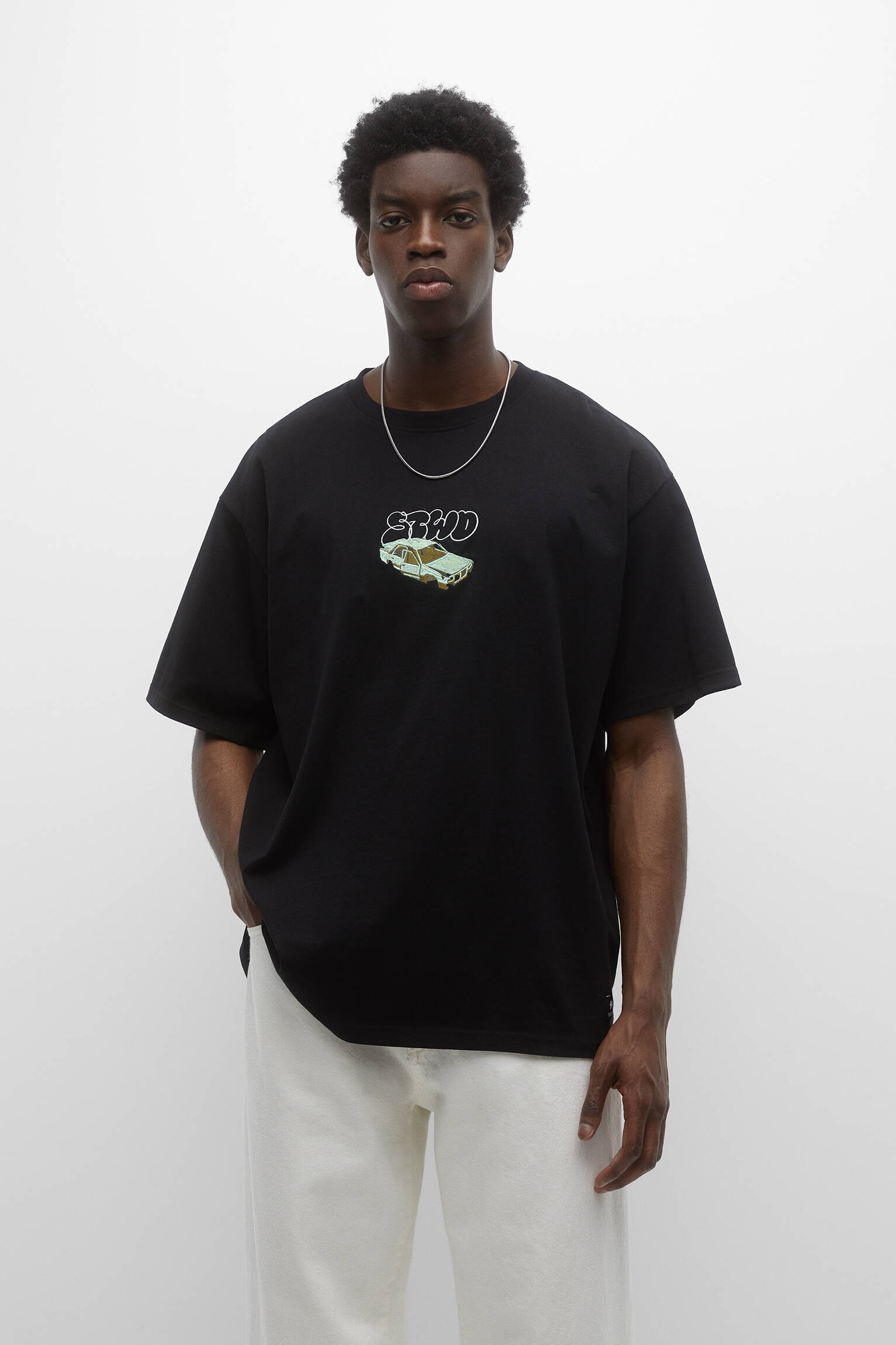 CAMISETA DE MANGA CURTA BORDADA - PRETA