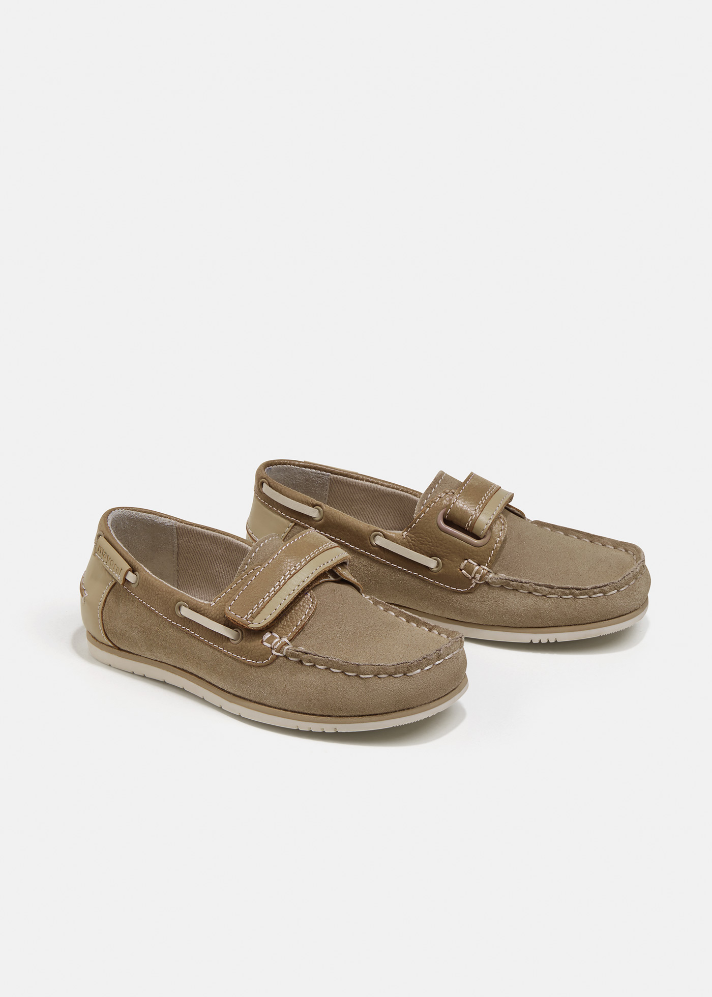 Sapato náutico de couro com cordão decorativo para meninos