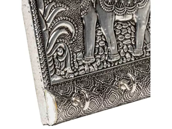 Porte-clés en métal repoussé argenté 12,5x7,5x2h
