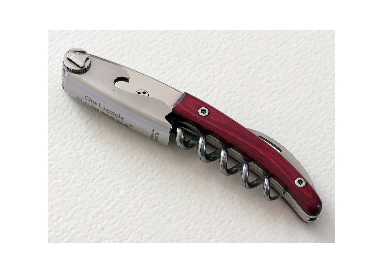 Sommelier Laguiole avec un manche en Stamina rouge et mitre inox
