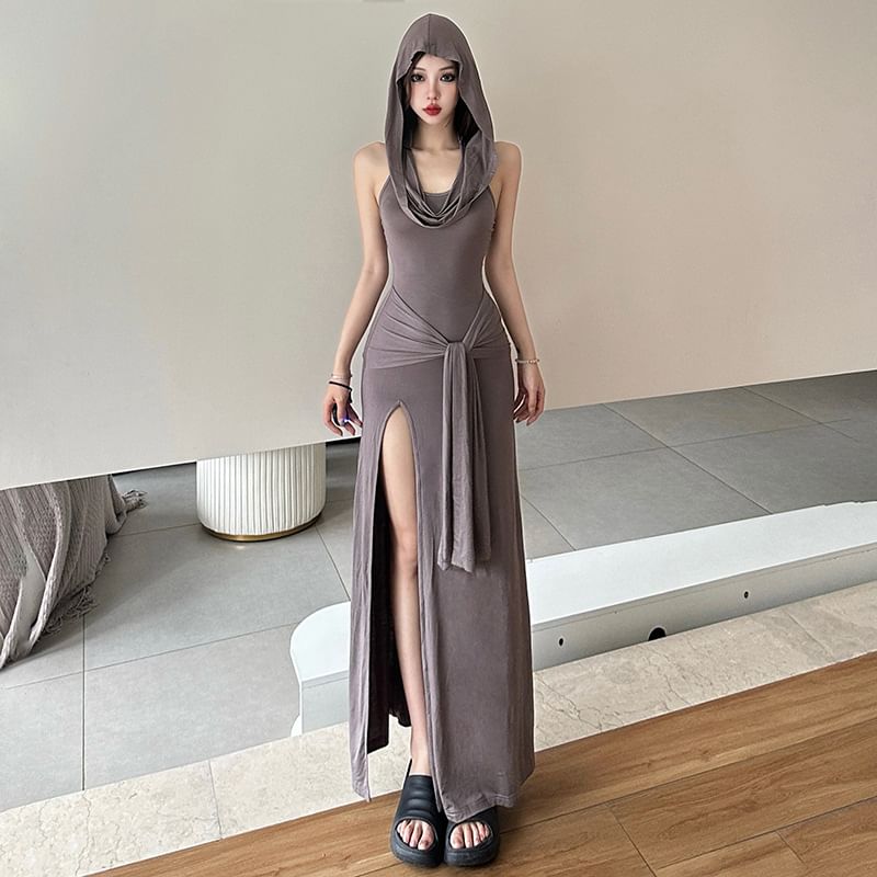 Sugarcoat - Halter coljurk met capuchon en split, maxi-jurk met halvemaanvormige hals