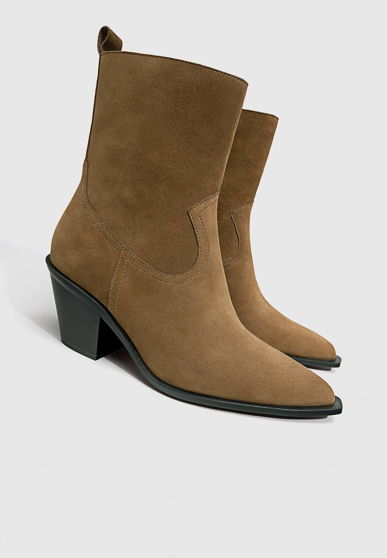 Botas de cano curto de couro estilo cowboy com salto.