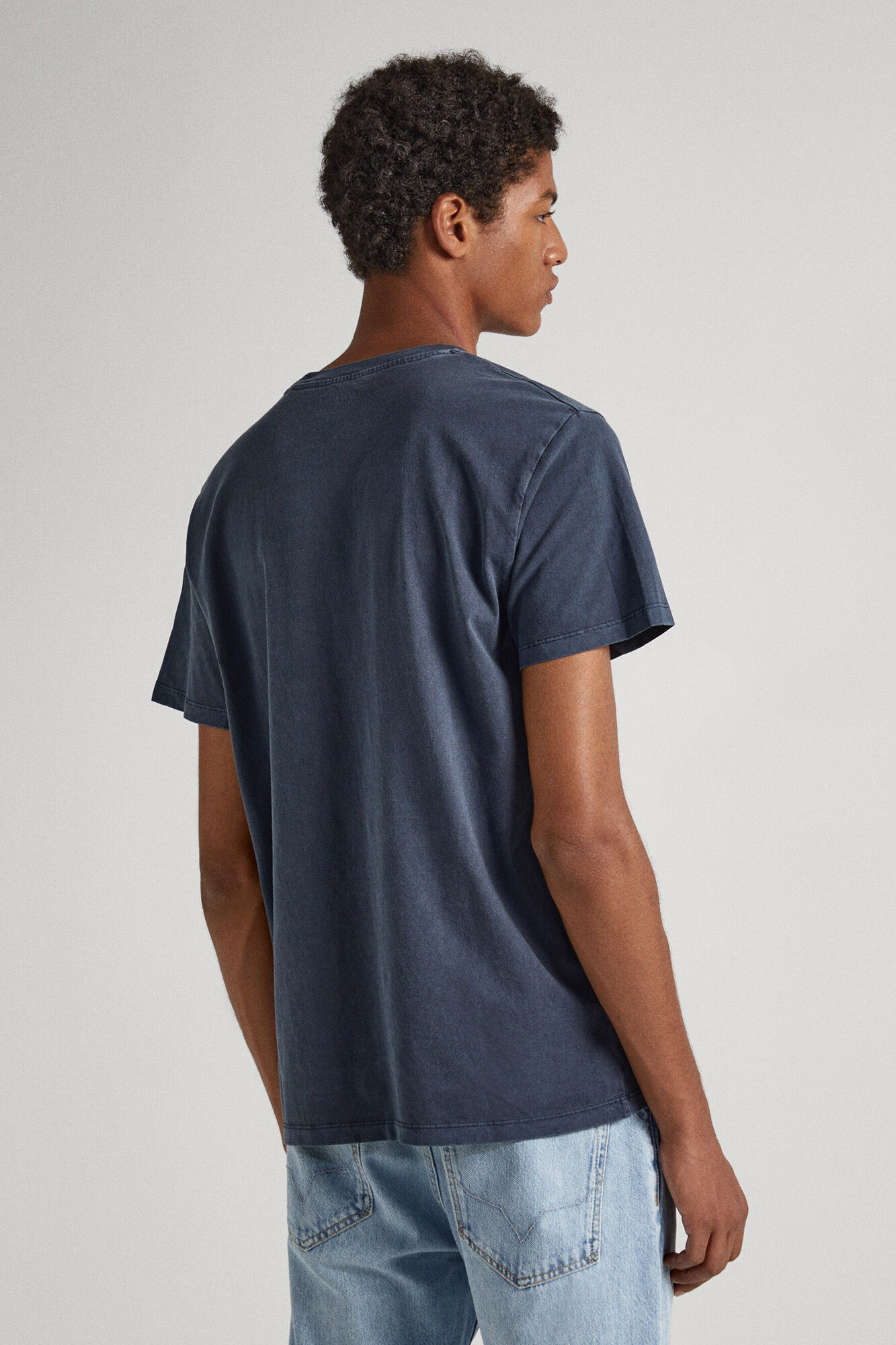 estampa de logotipo em camiseta