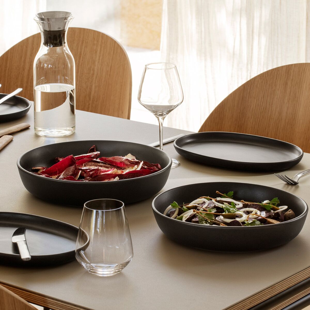 Nordic Kitchen lav salatskål 28 cm, svart