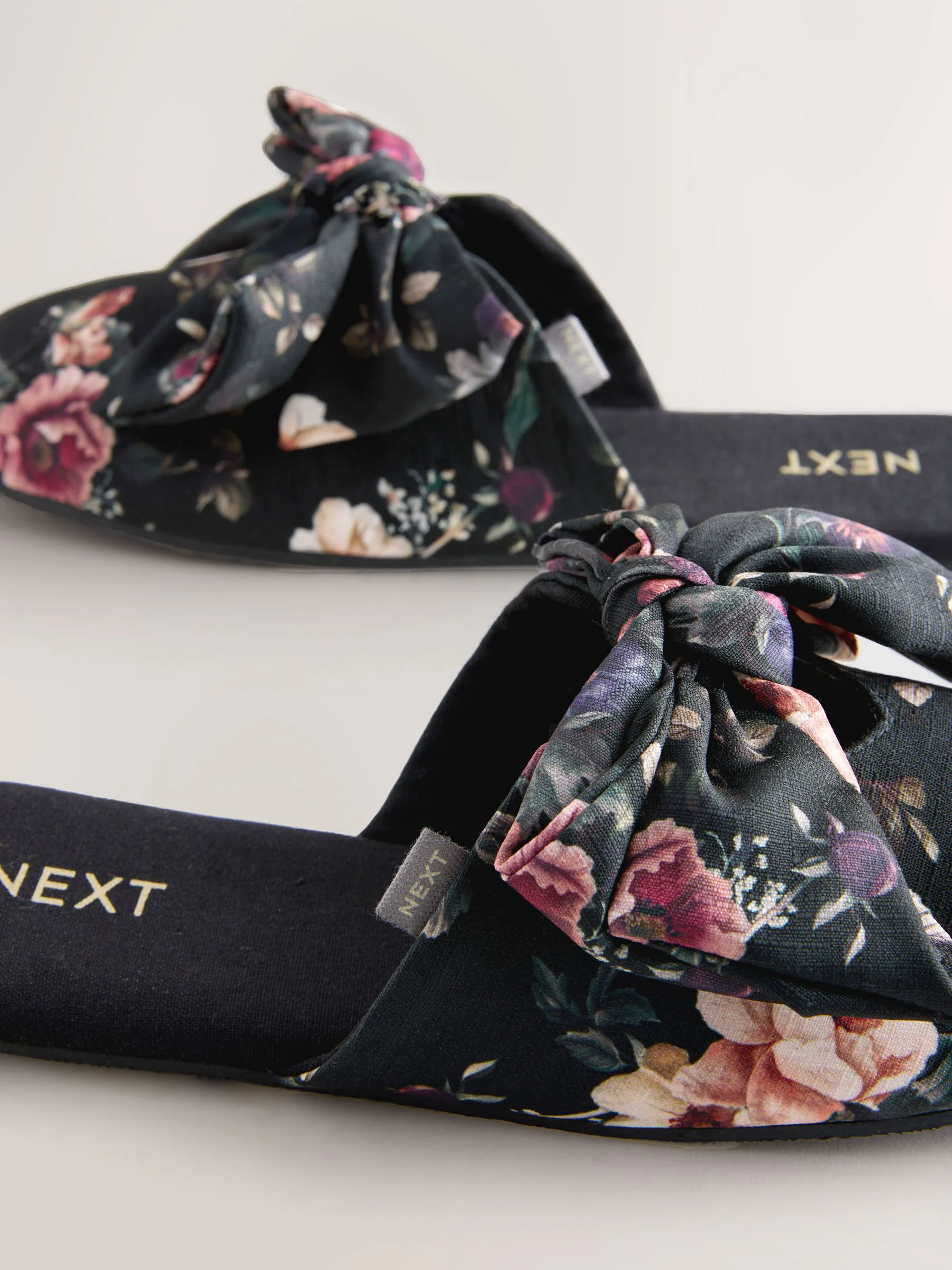 Zwart bloemenprint - Pantoffels met fluwelen strik