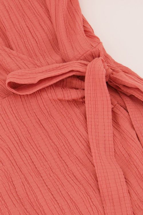 Koraal-roze crinkle wikkeljurk