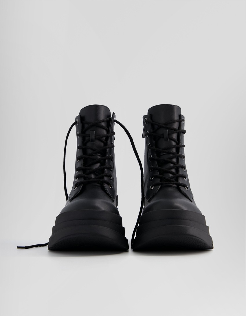 Botas de cano curto com cadarço e sola tamanho XL.