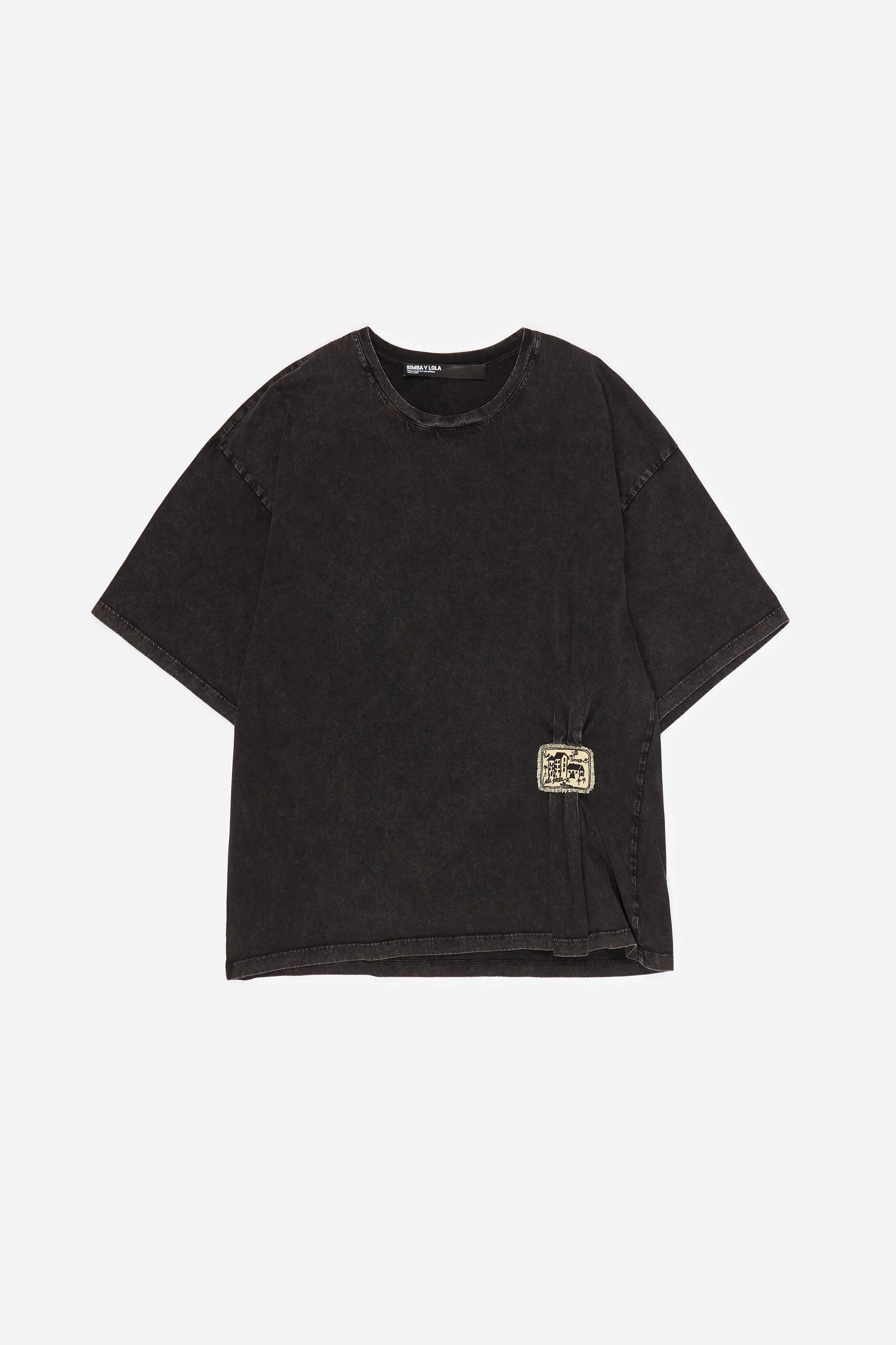 Camiseta preta desbotada com franzidos e etiqueta personalizada.