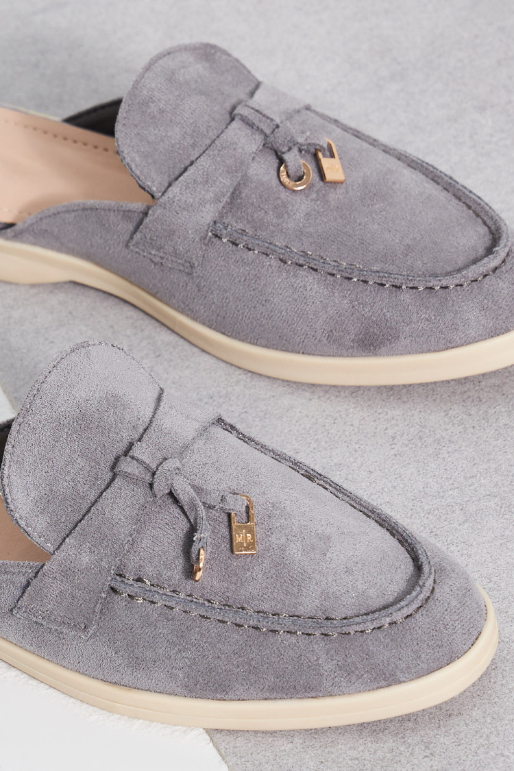 Mocassin en velours gris ouvert