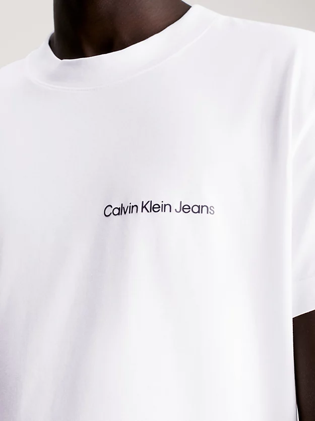 Camiseta de algodão com logo no peito.