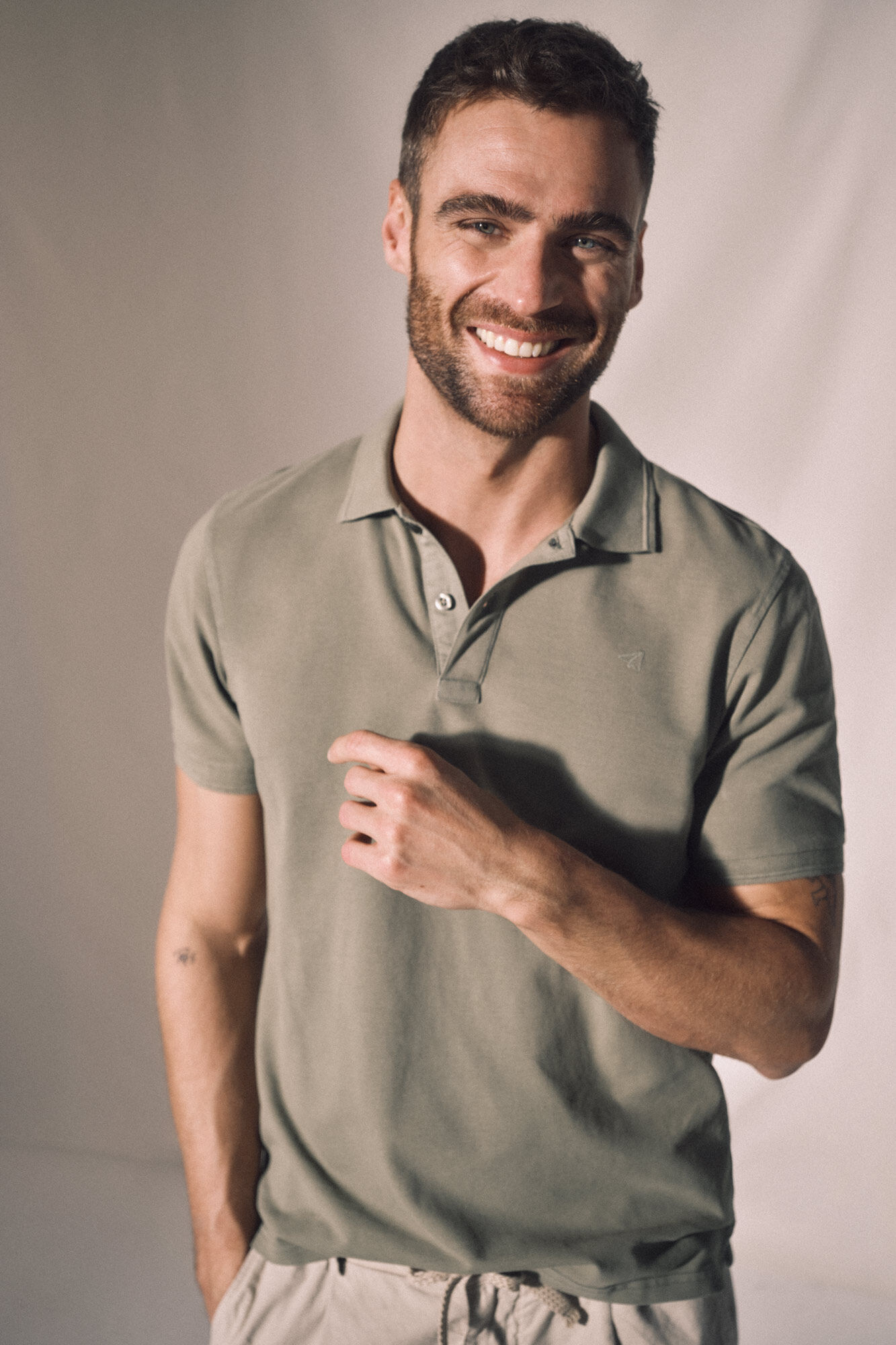 Camisa polo, piqué lavado, avião bordado - Cáqui