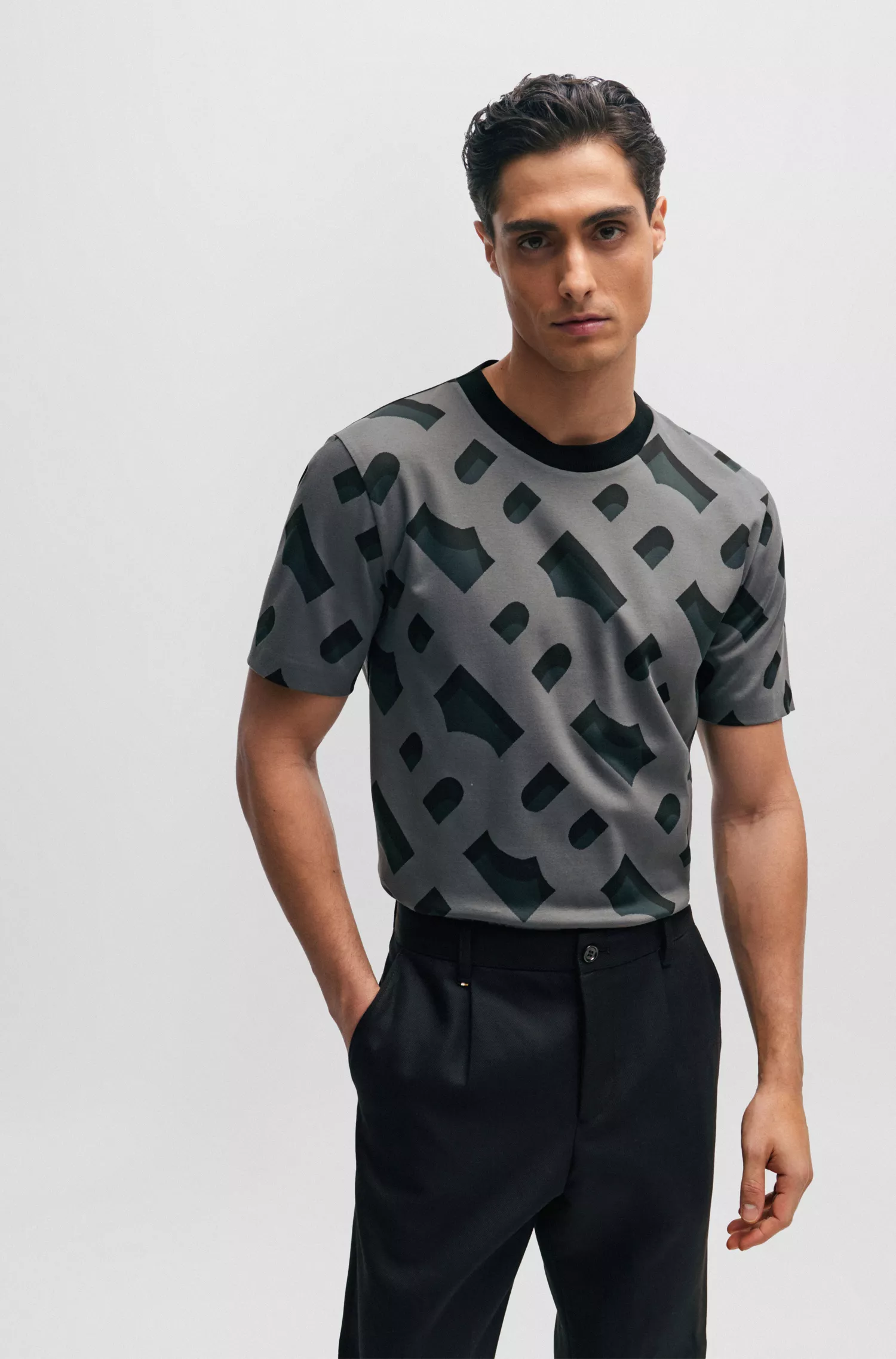 Camiseta BOSS preta com monograma em jacquard, confeccionada em algodão mercerizado elástico.