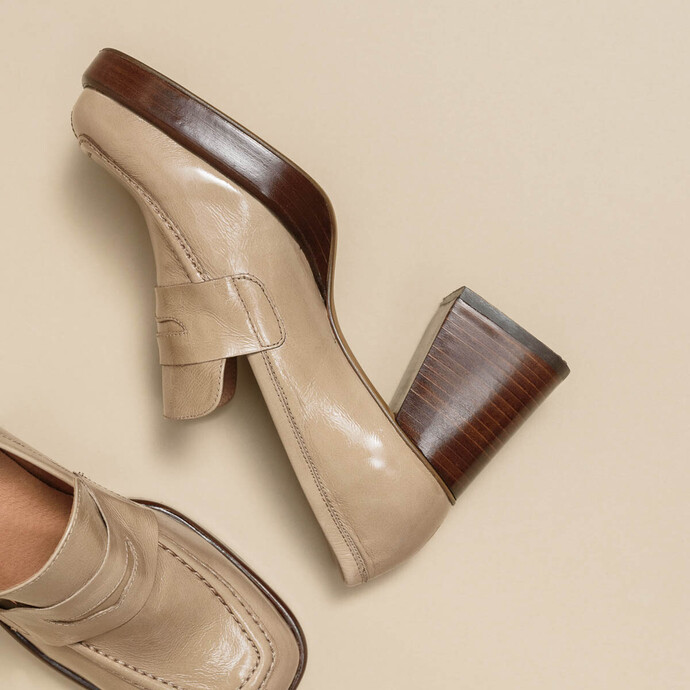 Mocassins à talons  en cuir brillant beige