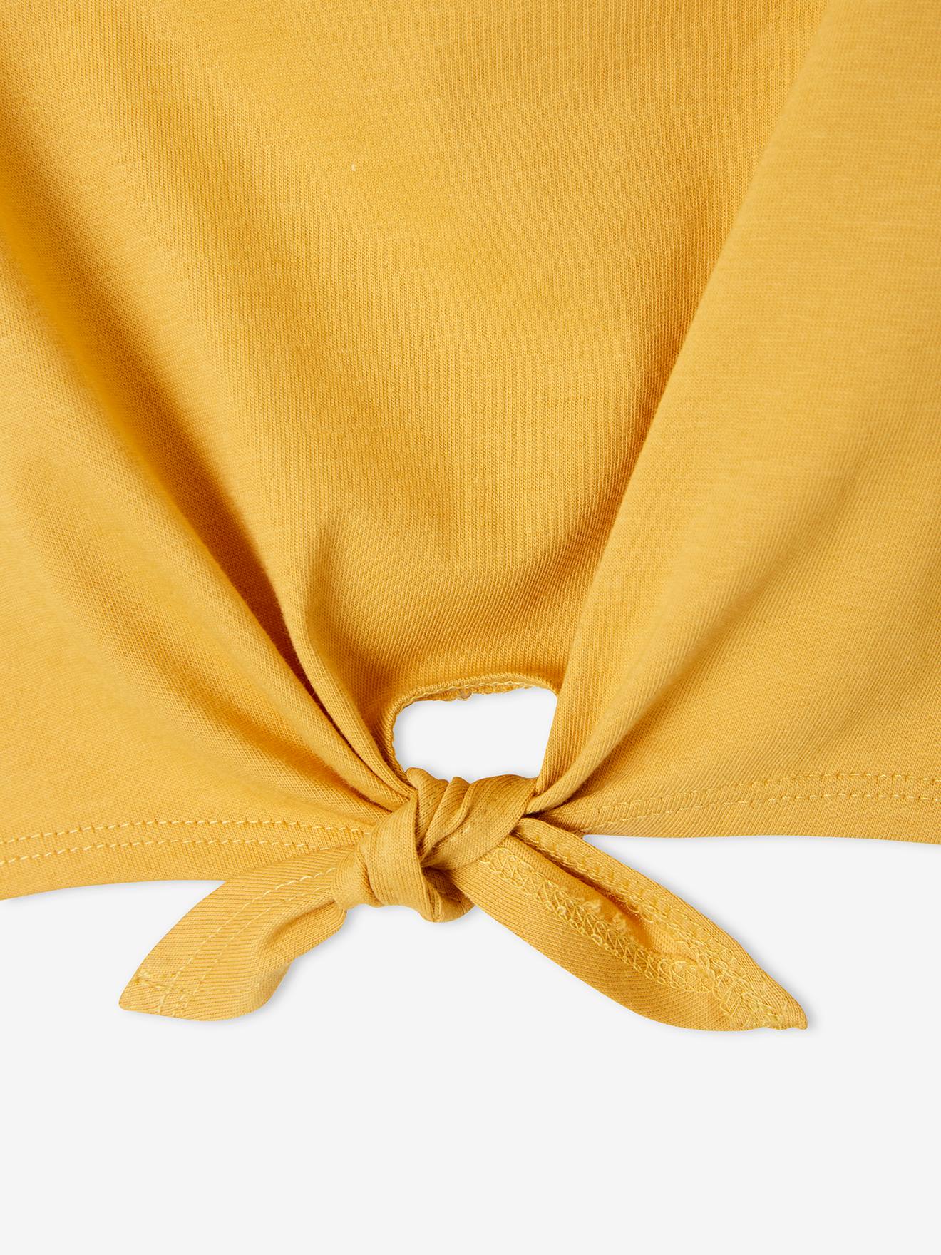 Conjunto com camiseta com detalhe de amarração e babados e shorts coral.