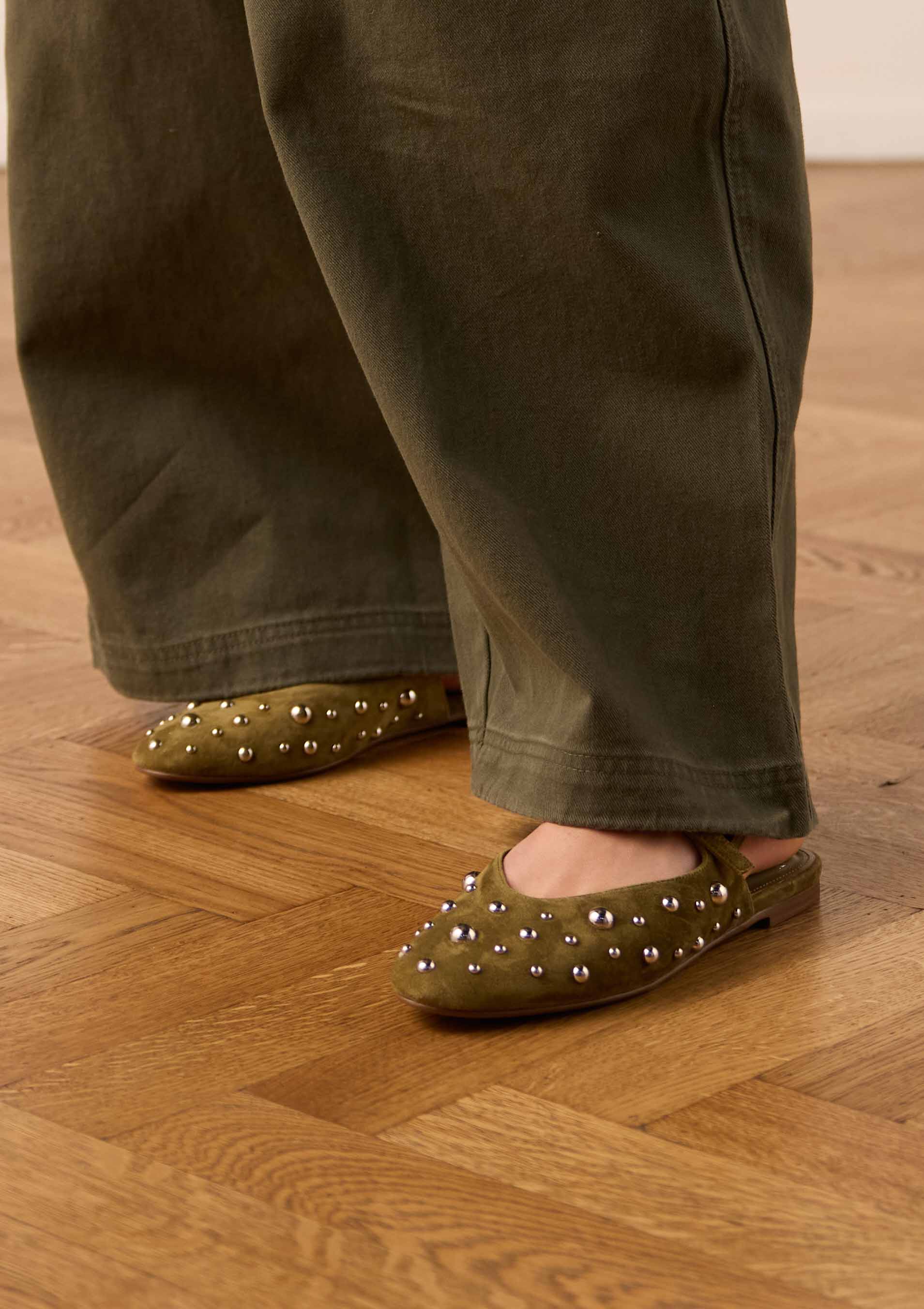 Groene suède slingbacks met zilveren studs