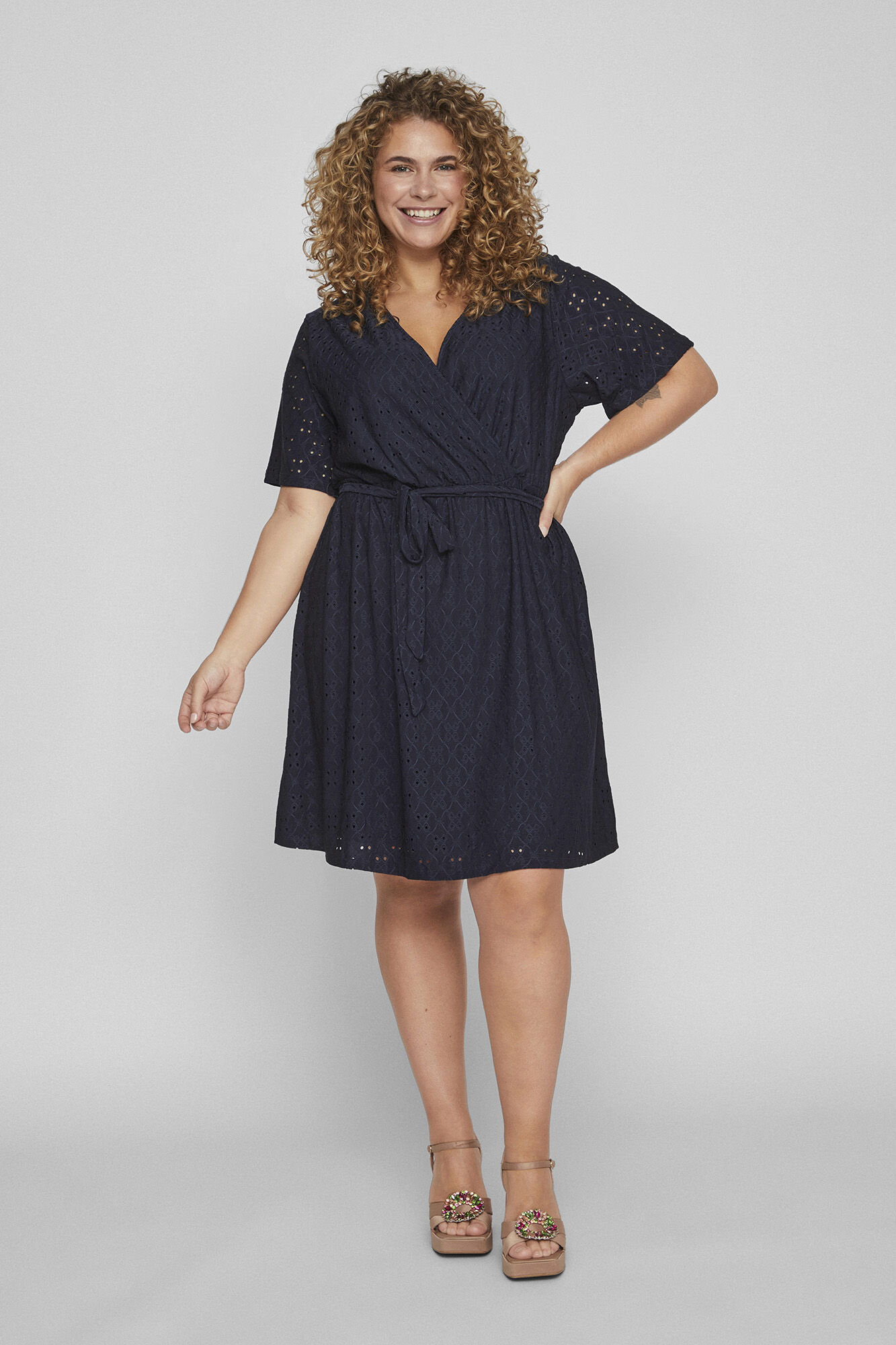 Vestido curto com recortes e mangas curtas da Evoked - Azul Marinho