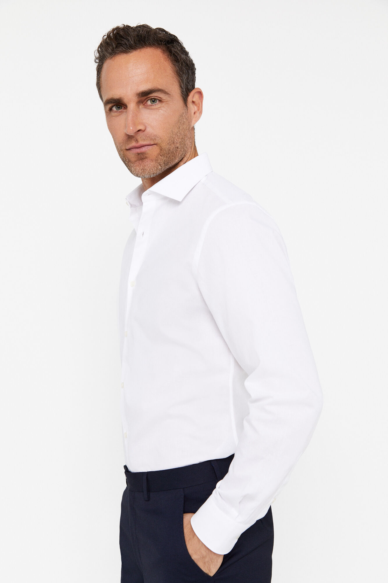 Camisa social lisa, slim fit e fácil de passar - Branca