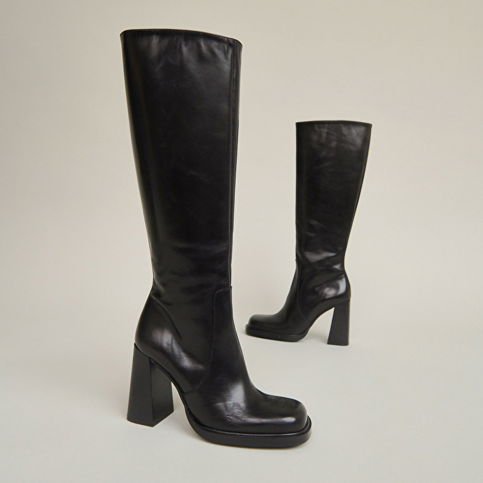 Bottes à talons et bouts carrés  en cuir noir