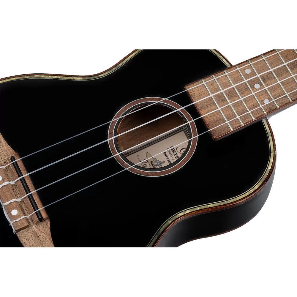 Ortega RUOX-SO Onyx Series Soprano Size Ukulele Black sopraan ukelele met gigbag