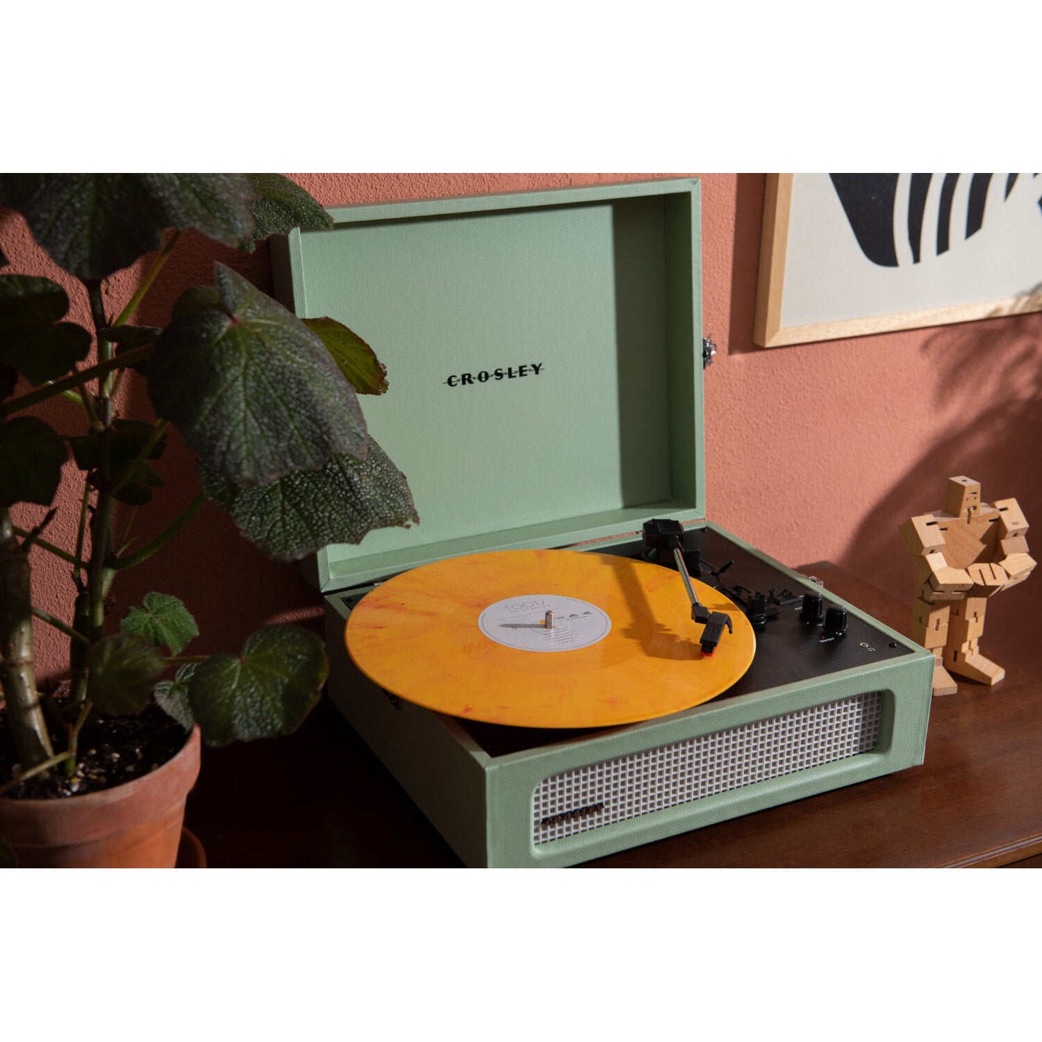 Crosley CR8017B-SA Voyager Sage platenspeler met Bluetooth