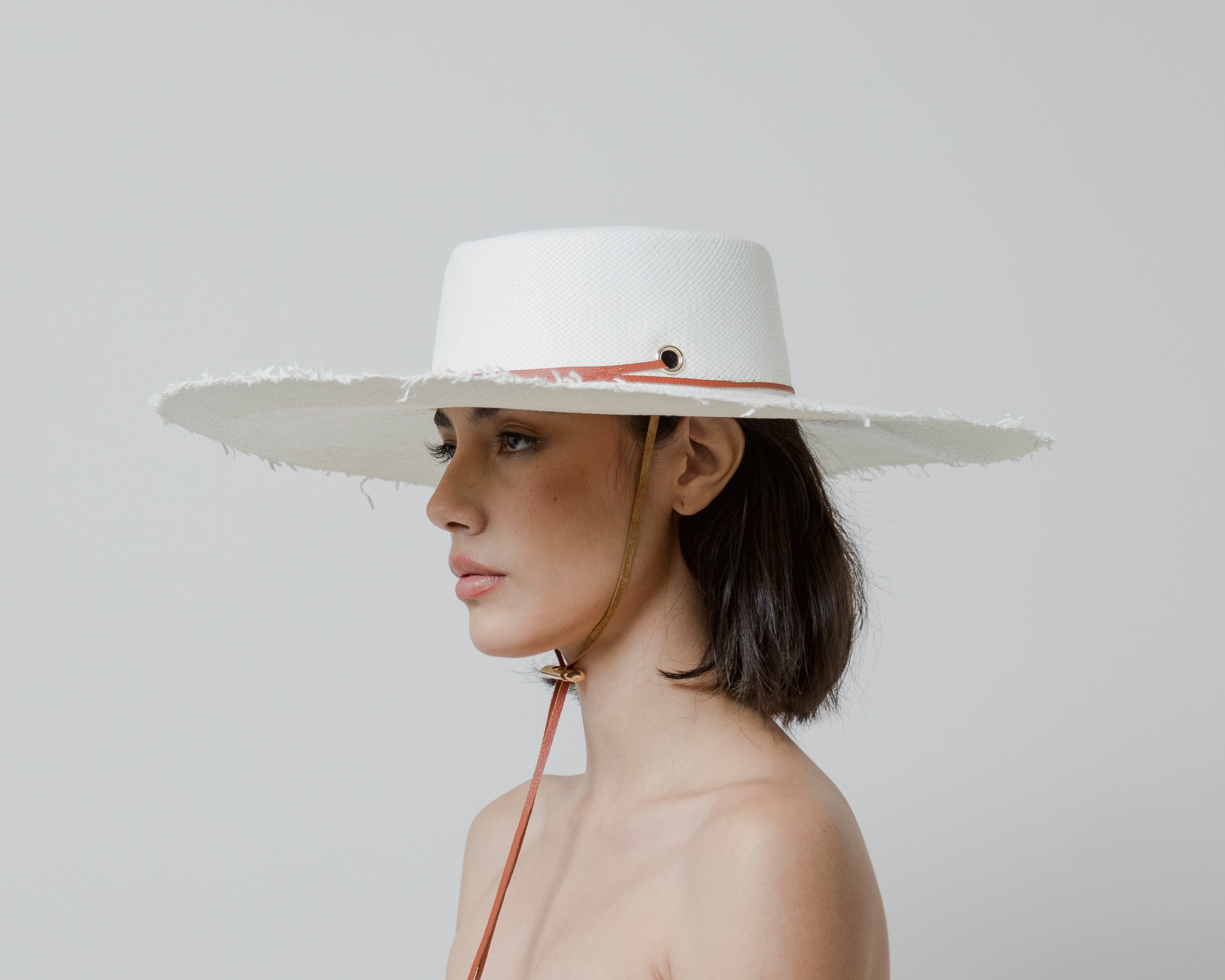 Chapeau à bords extra longs en cuir Cordovan effiloché