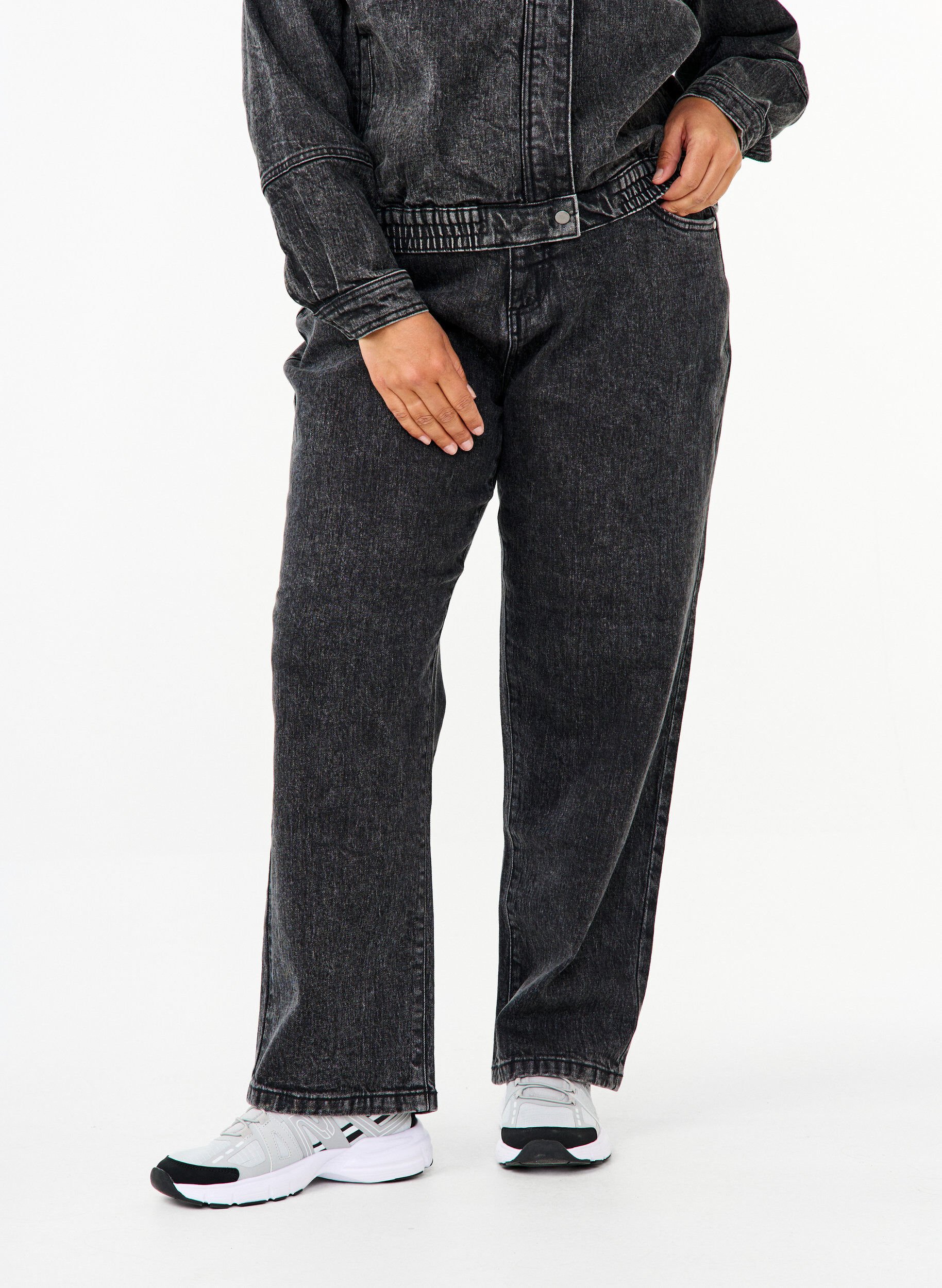 Løs jeans med cropped længde