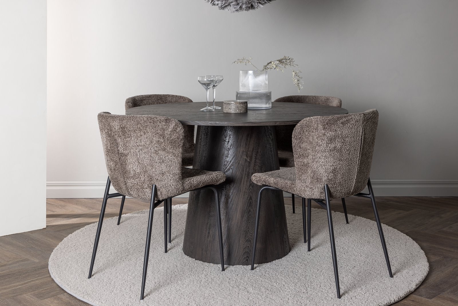 Lanzo og Modesto Spisegruppe Lanzo rundt spisebord ø120cm i mocca med 4 stk. Modesto spisestoler i Mørk Grå bouclé og sorte ben.