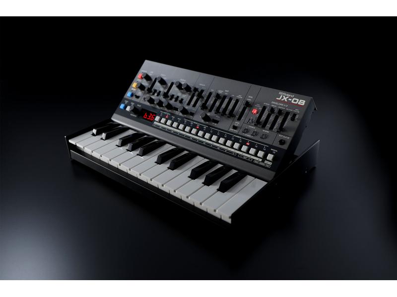 Roland Synthesizer JX-08 Authentischer JX-8P Sound mit originalem Spiel- und Klangerzeugungsverhalten