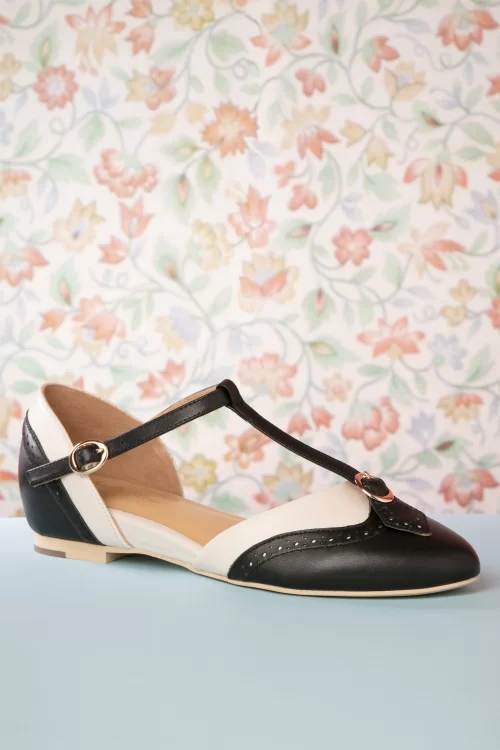 Charlie Stone Parisienne t-strap flats in zwart en crème