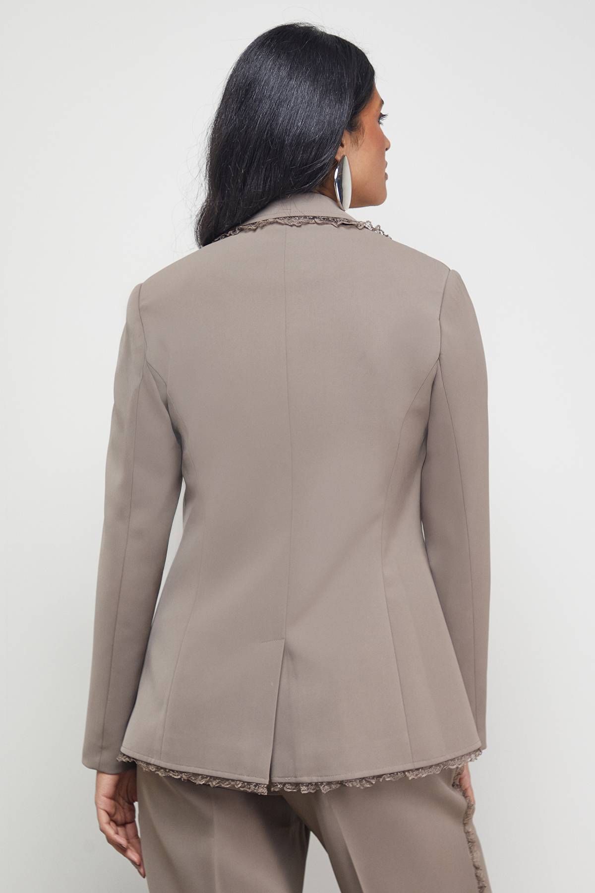 Warehouse Blazer Oversize à Boutonnage Simple avec Finitions en Dentelle à Volants