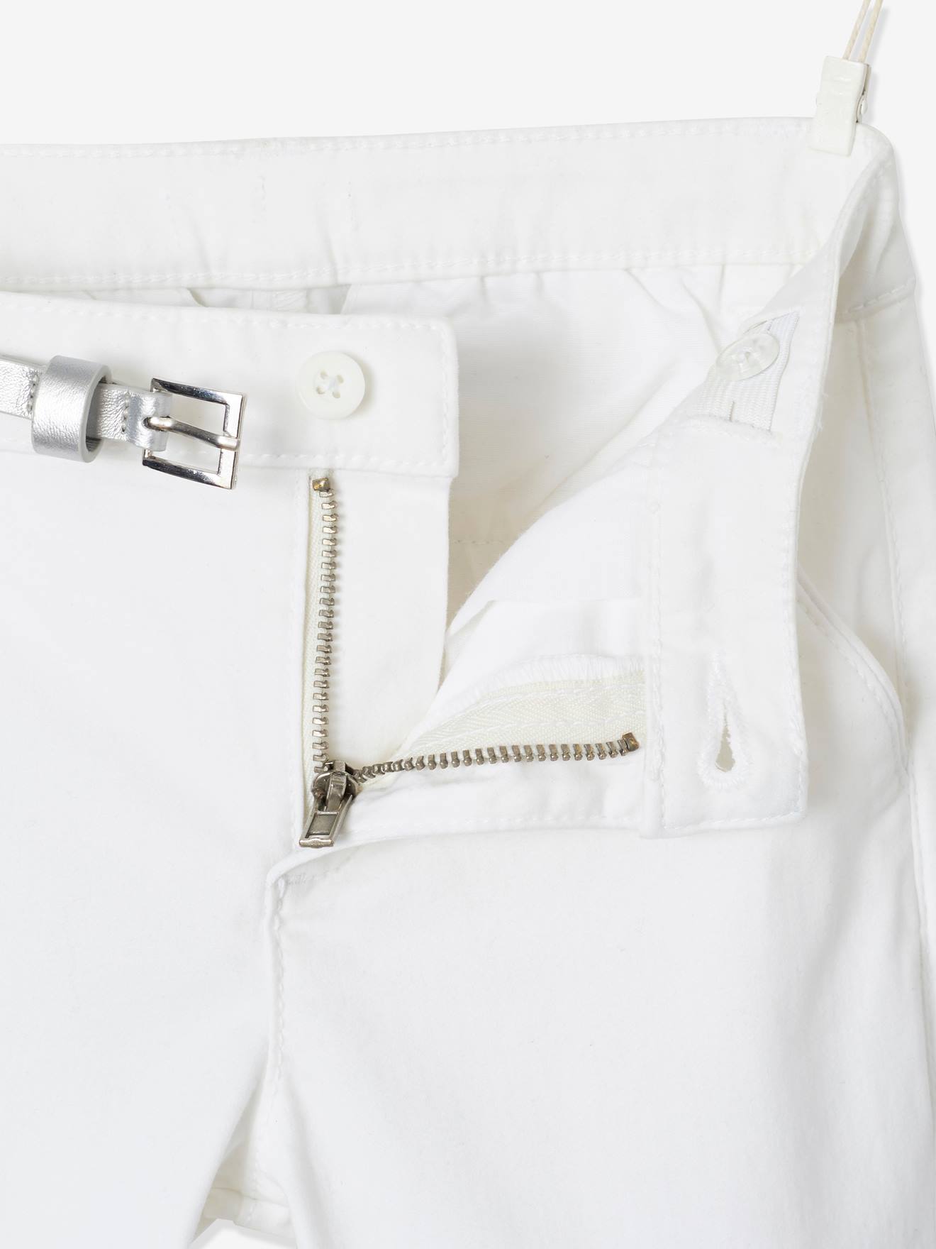 Calças chino femininas em cetim de algodão com cinto liso branco claro iridescente.