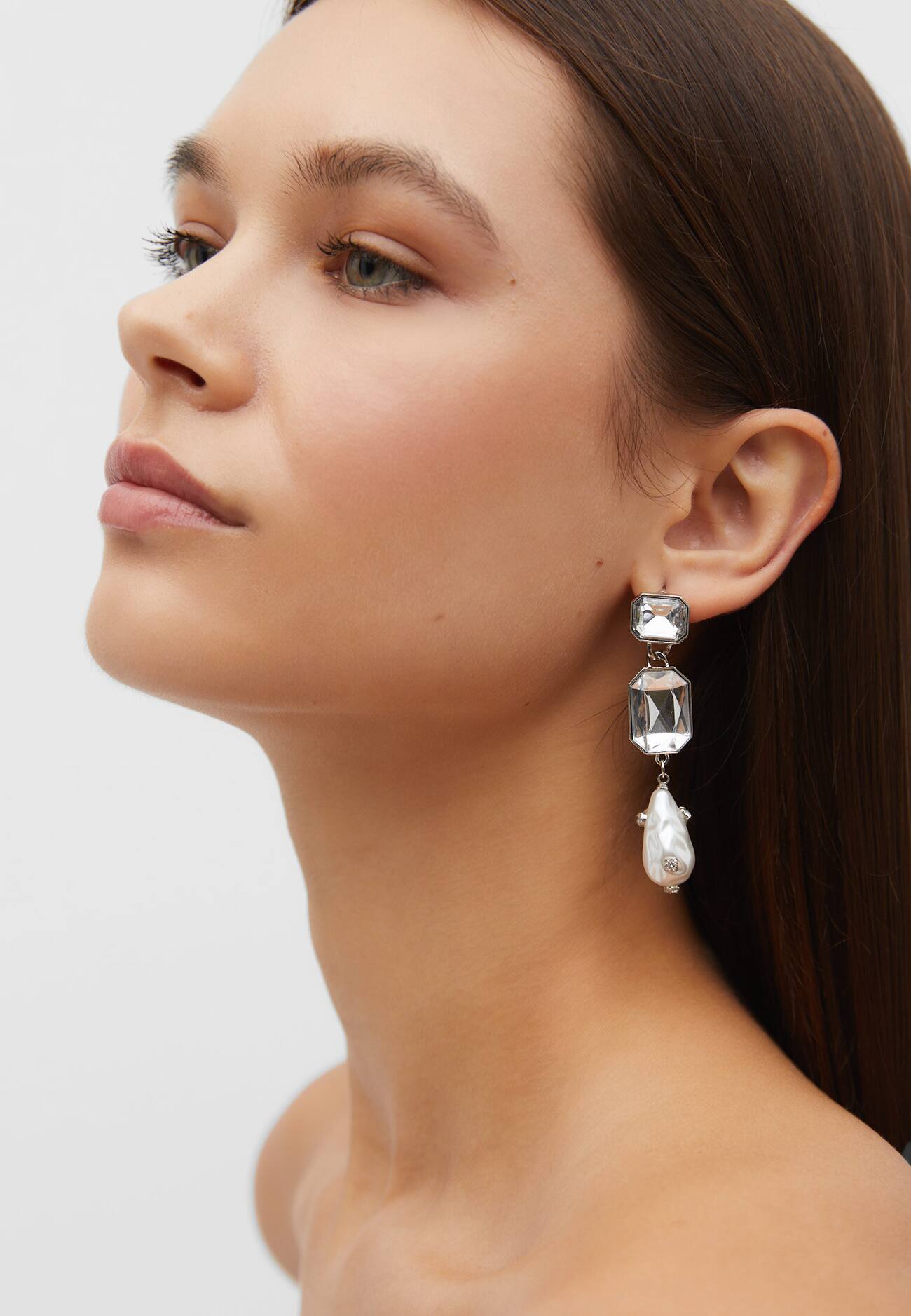 Brincos de pérola falsa com strass