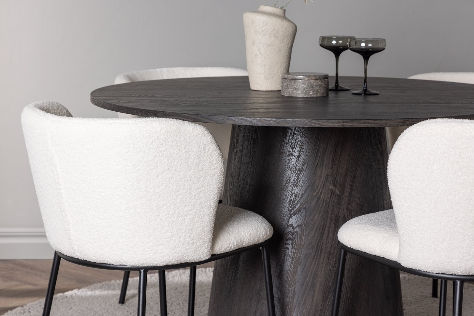 Lanzo og Edina Spisegruppe Lanzo rundt spisebord ø120cm i mocca med 4 stk. Edina spisestoler i White bouclé og sorte ben.