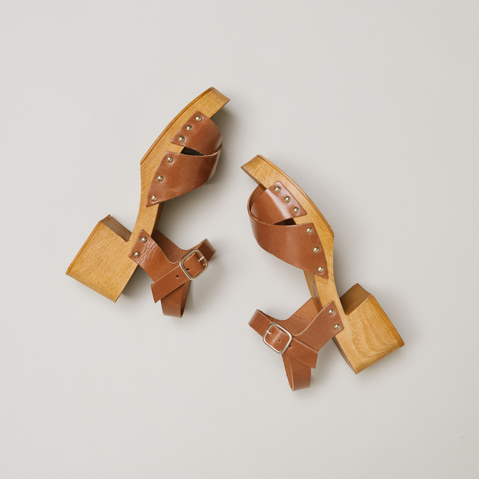 Sandales à clous et brides croisées  en cuir cognac