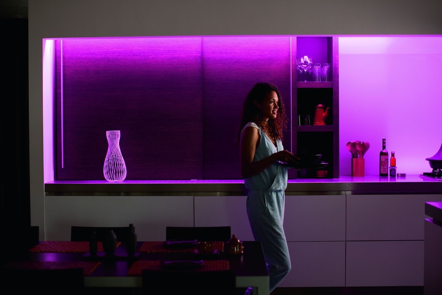 Philips hue LIGHTSTRIP PLUS RGBW LED Streifen - Weiss / B: 200.0 cm x T: 1.45 cm x H: 0.55 cm