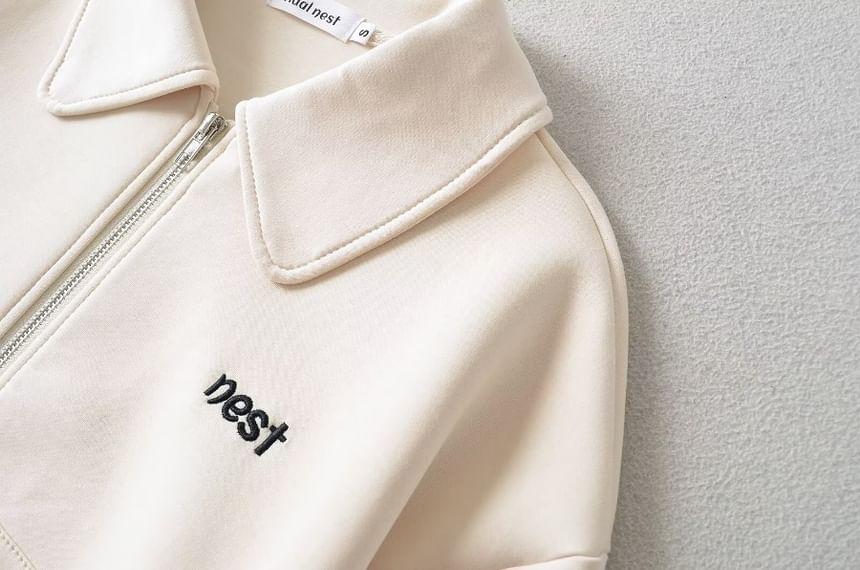 Yukis - Cropped jack met kraagletters en geborduurde rits
