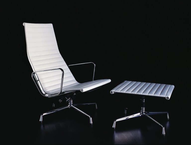 Vitra EA 125 voetenbank leder chocolade, onderstel verchroomd