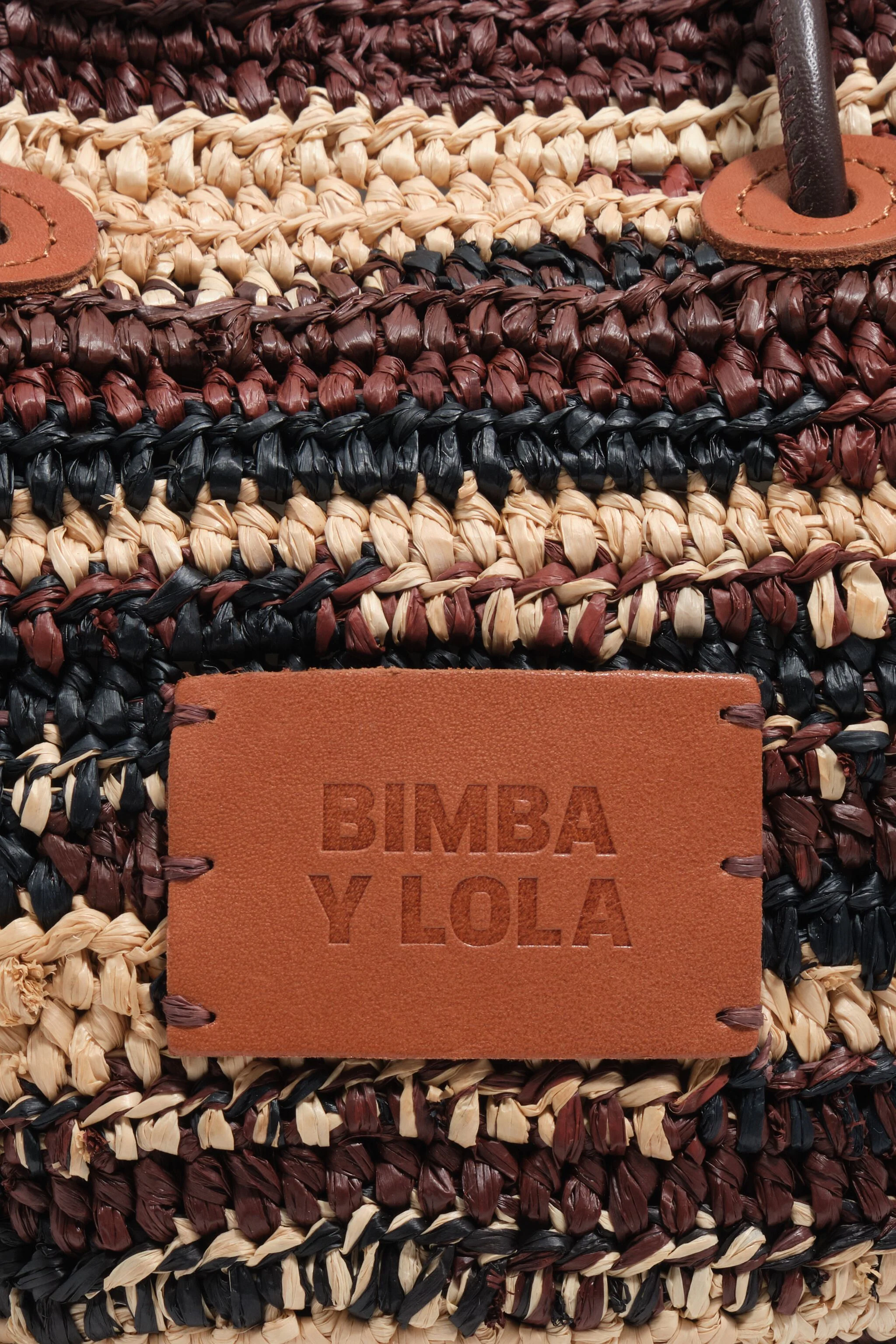Bolsa pequena de ráfia marrom-escura