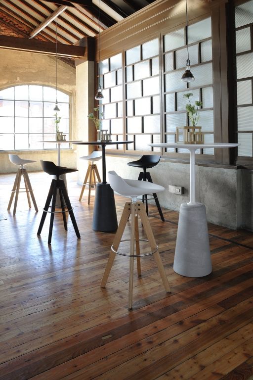 MDF Italia Flow Stool barkruk 65cm met VN naturel eiken onderstel zwart