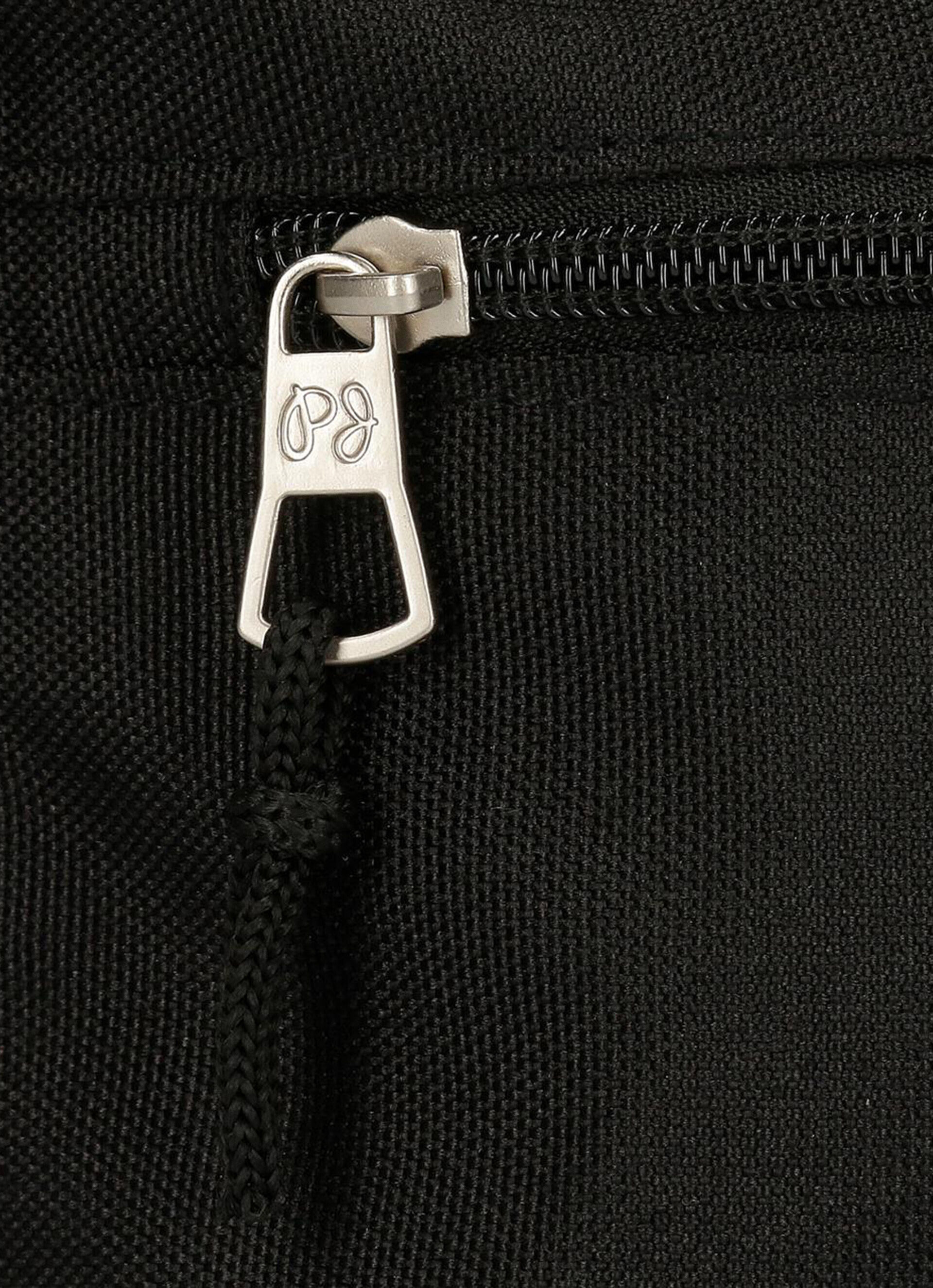 Mochila escolar lisa, cor preta, tamanho único.