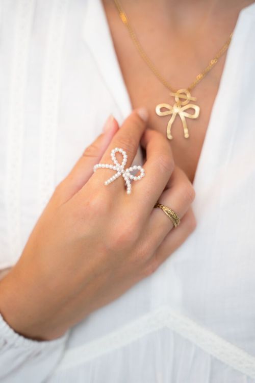 Elastieken ring met parels en strik