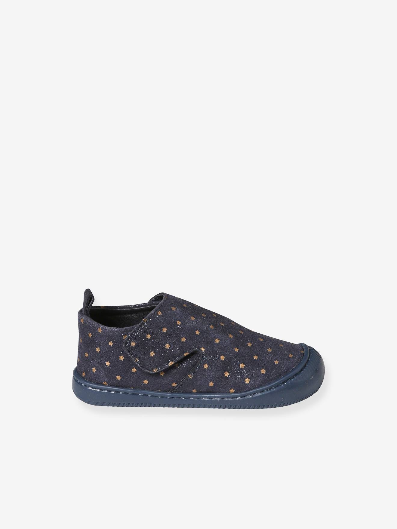 Sapatinhos de bebê flexíveis em couro com fecho de velcro, estampa azul.