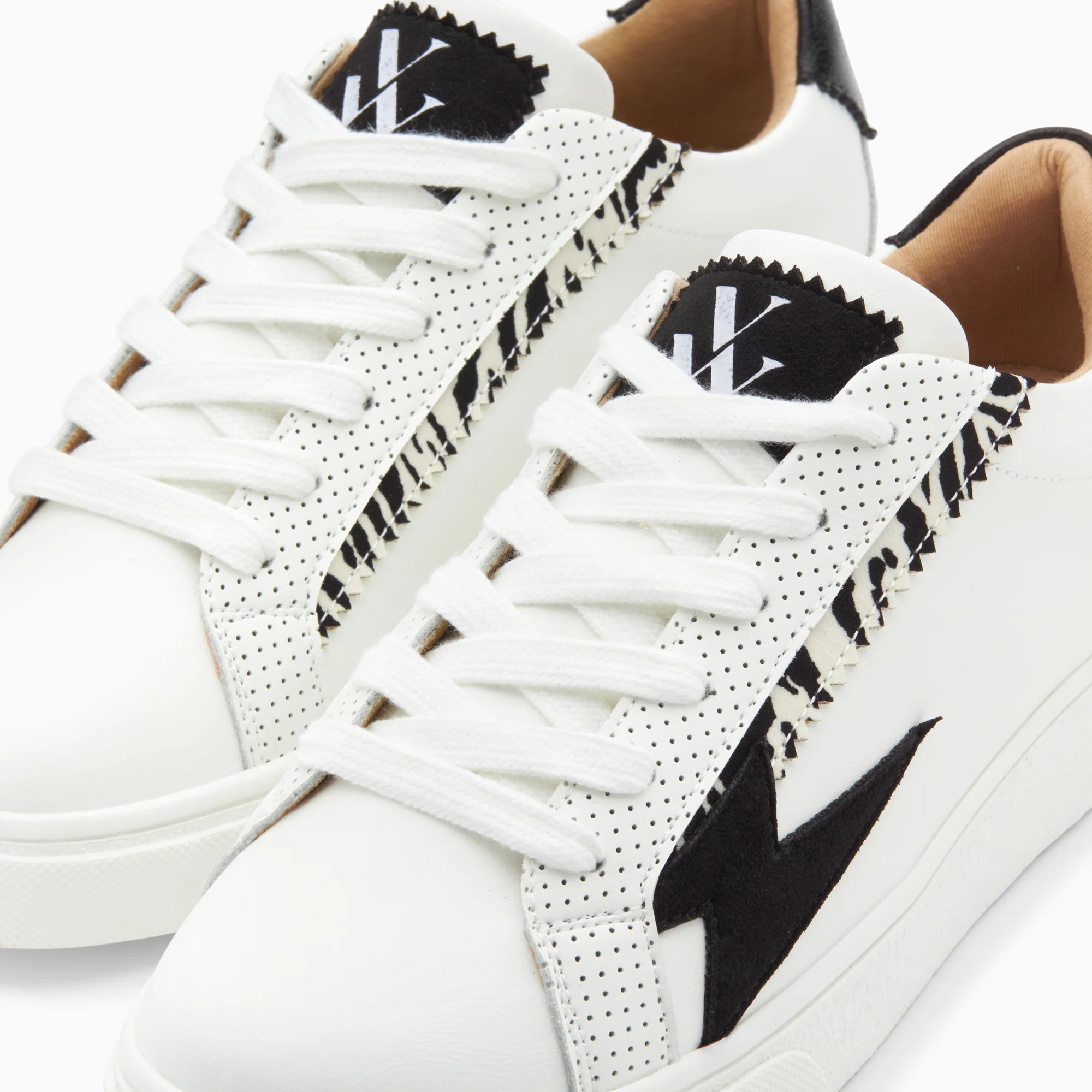Sneakers-Baskets éclair Manon noir et zèbre à lacets