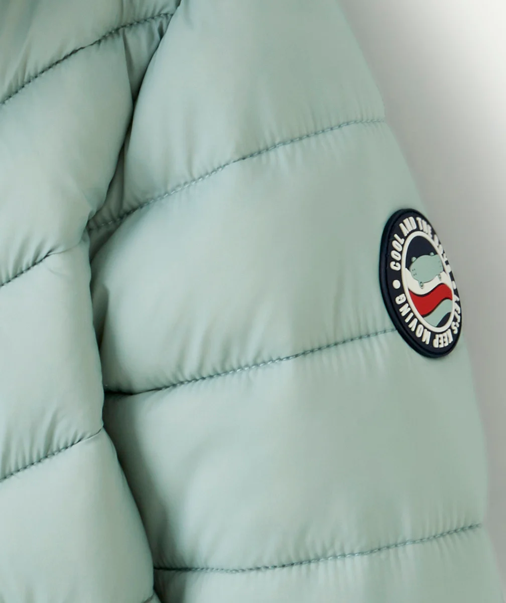 DOUDOUNE À CAPUCHE GARÇON EN FIBRES RECYCLÉES VERTE PATCH SUR LA MANCHE