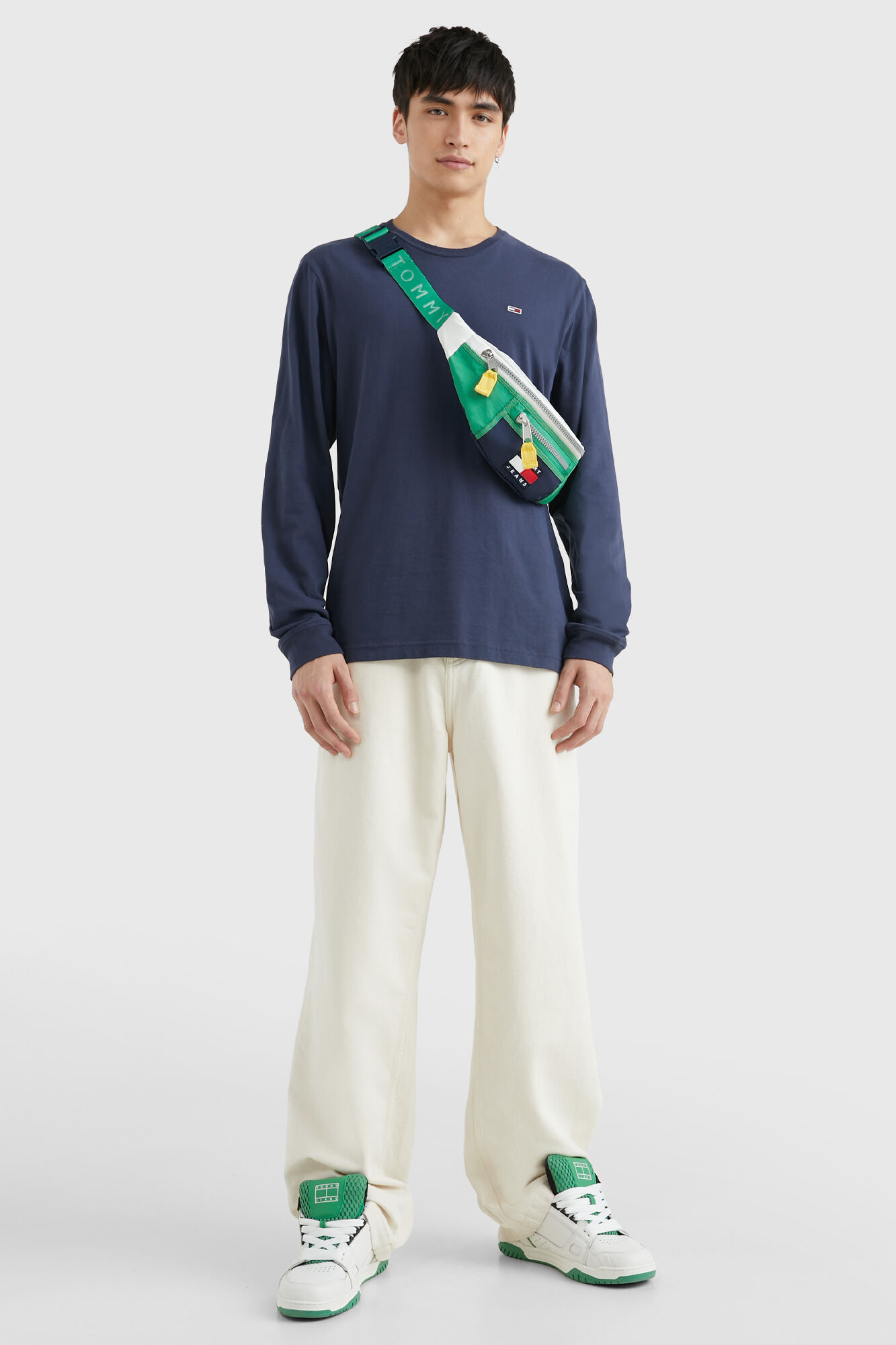 Pacote com 2 camisetas de manga comprida Tommy Jeans masculinas.
