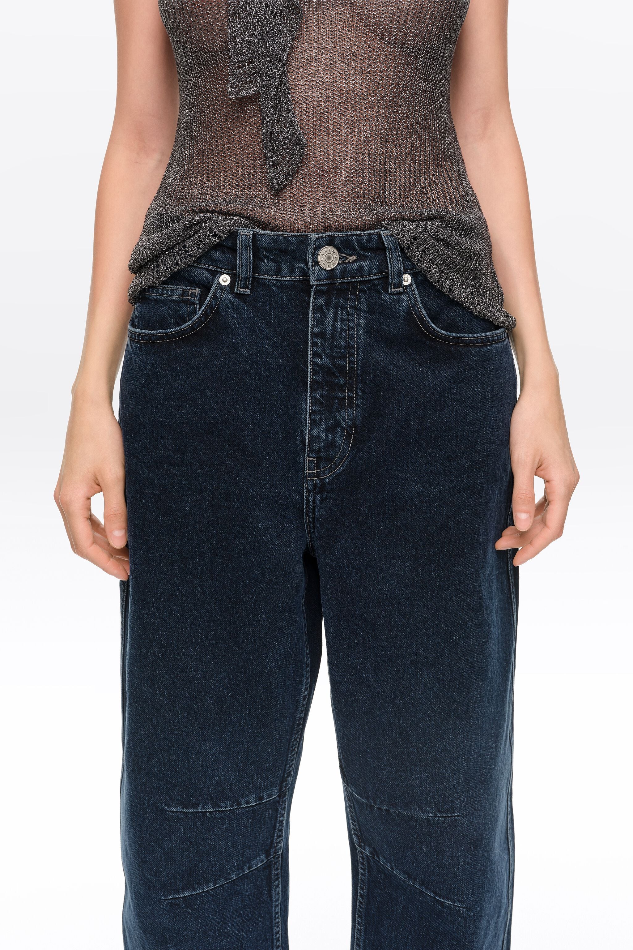 BARREL - Calça jeans azul-escura com cinco bolsos e pernas torneadas.