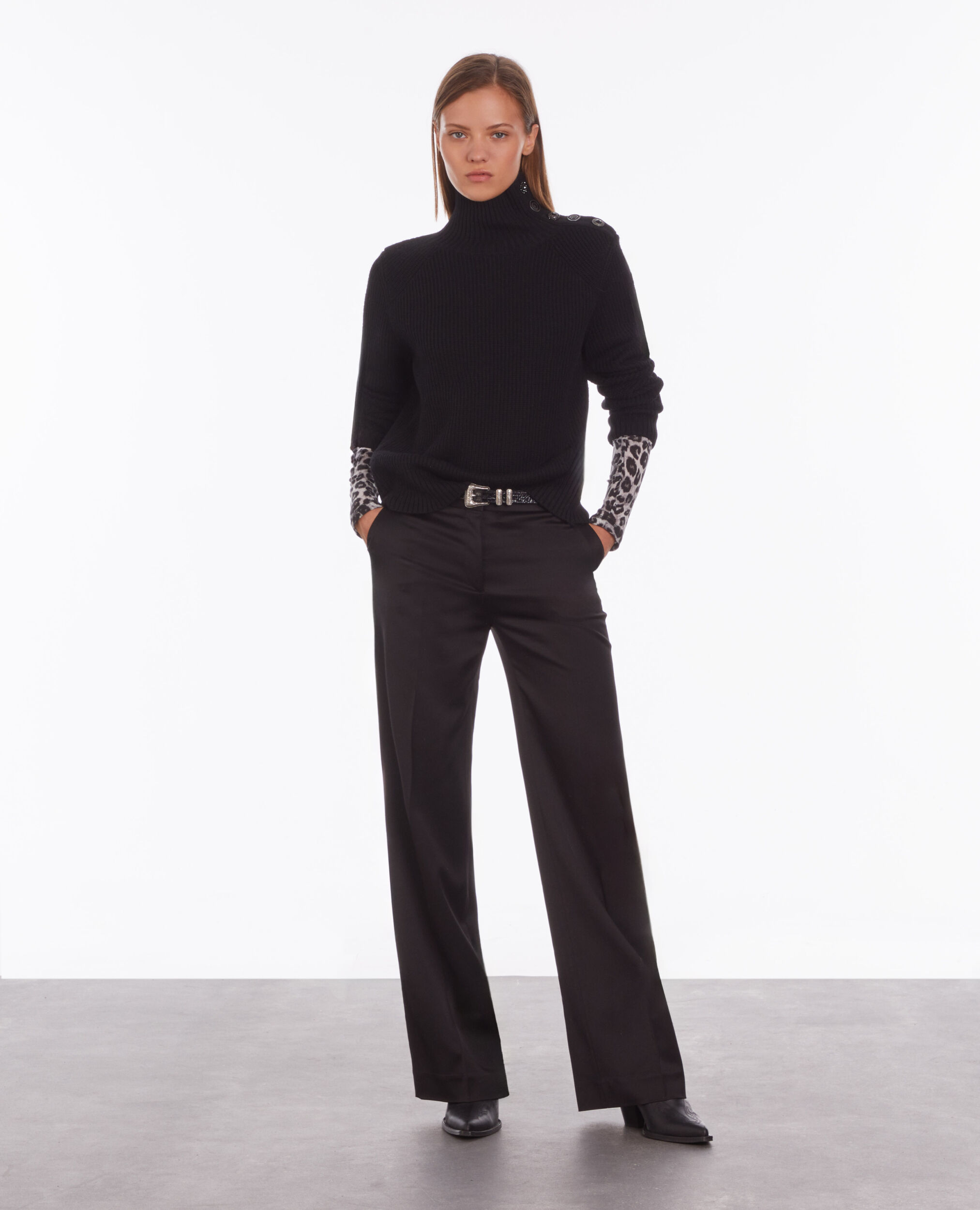 Pull noir en laine avec boutons bijoux