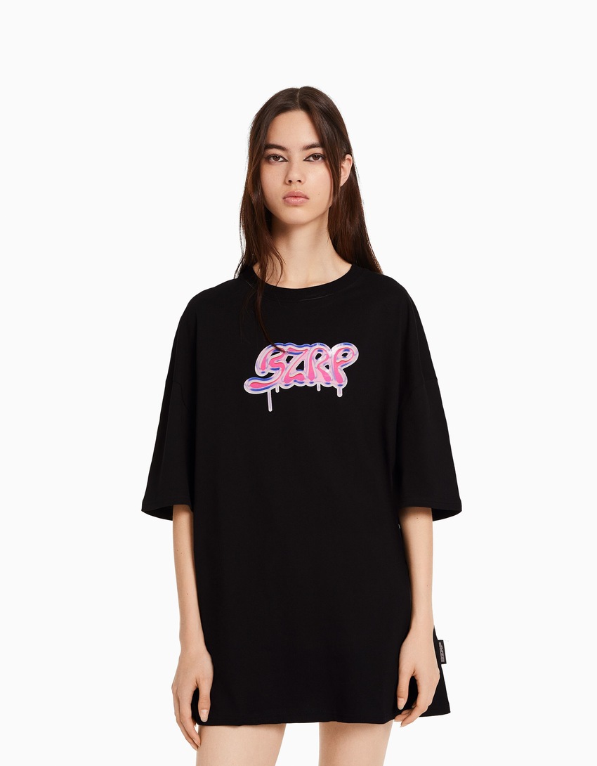 Camiseta de manga curta oversized com estampa BERSHKA ft. BIZARRAP