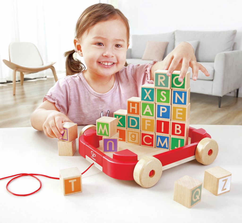 Hape Buchstabenbauklötze im Nachziehwagen