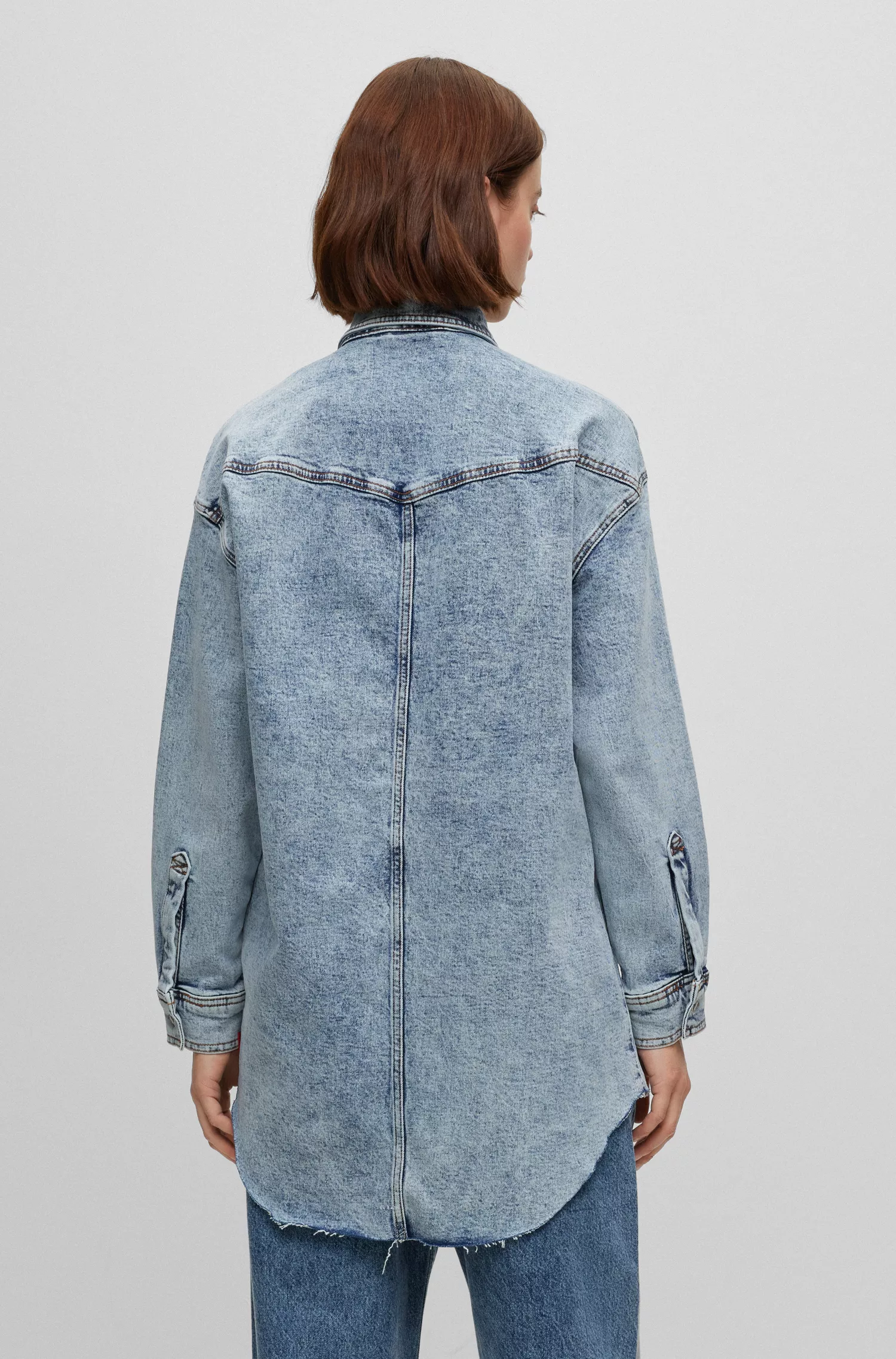 Camisa HUGO vermelha de corte relaxado em denim desbotado com bolsos aplicados.